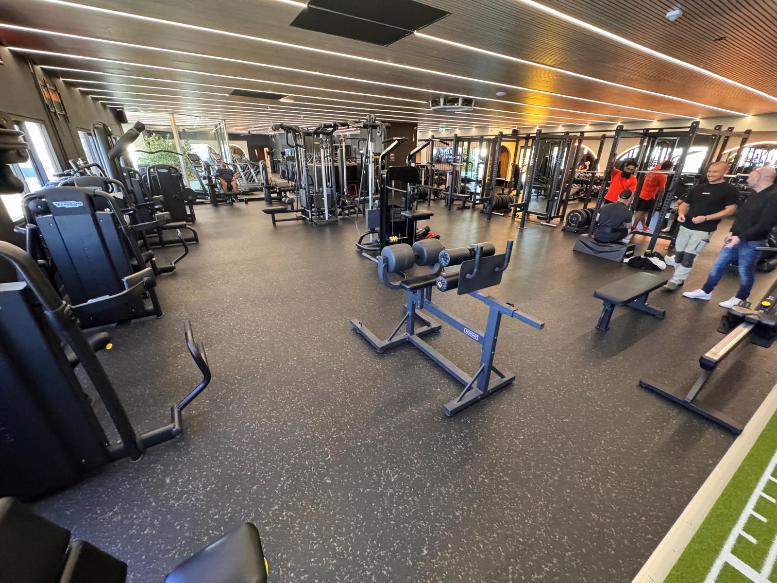 Strength machines on Pavigym Extreme flooring