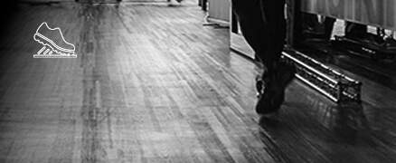 Detalle de una zapatilla sobre la superficie antideslizante de Pavigym Traffic
