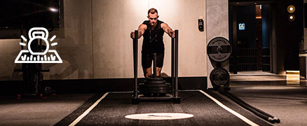 specificforfitness Athlet schiebt einen Schlitten auf Pavigym Turf